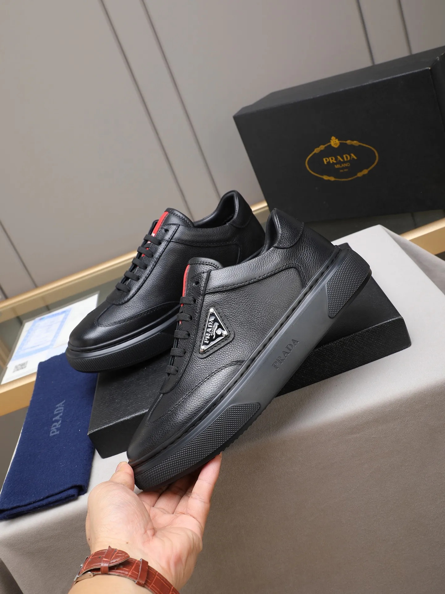 PP460 Prada/Prada men's new casual shoes, this upper is made of imported calfskin + sheep lining! The outside is decorated with the P family's classic metal triangle enamel logo, and the outsole is made of non-slip sports foam ultra-light outsole, which feels good on the feet and is a fashionable and fashionable item!  Size: 38-44 (45 customized)